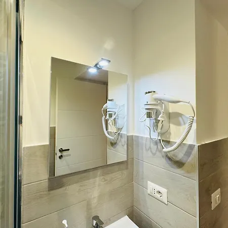 曼奇尼那不勒斯旅馆 *