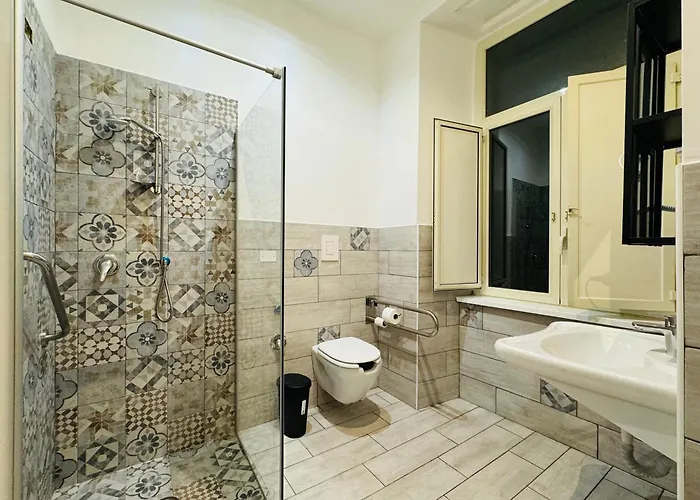 曼奇尼那不勒斯旅馆 *